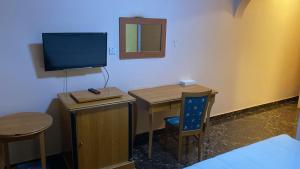 TV a/nebo společenská místnost v ubytování Almassa Hotel