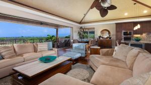 Χώρος καθιστικού στο LOTUS PAD Vibrant KaMilo 4BR Home with Heated Pool and Spa