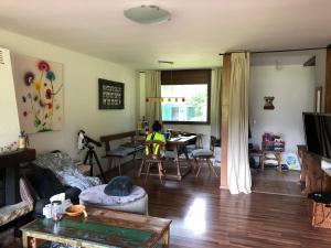 een persoon aan een tafel in een woonkamer bij Schlosspark Bungalow in Seebenstein