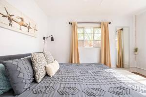 Ένα ή περισσότερα κρεβάτια σε δωμάτιο στο Bright & Airy Near UofA, 2 Min to Banner