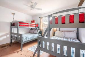 Ένα ή περισσότερα κρεβάτια σε δωμάτιο στο Bright & Airy Near UofA, 2 Min to Banner +17 φωτογραφίες