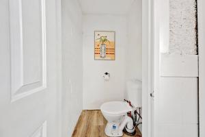 Habitación con baño blanco con aseo. en Dejorja Studio - CBD, Eclectic Retreat for 2, en Bathurst 12 fotos más