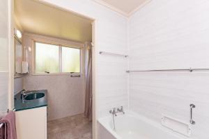Phòng tắm tại Te Ra Beach House - Paihia Holiday Retreat