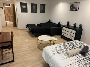 sypialnia z łóżkiem, kanapą i stołem w obiekcie Gîte, Maison entière avec billard et bel espace de vie La Grange w mieście Blicourt