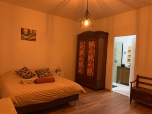 Łóżko lub łóżka w pokoju w obiekcie Gîte, Maison entière avec billard et bel espace de vie La Grange