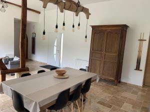 jadalnia z białym stołem i krzesłami w obiekcie Gîte, Maison entière avec billard et bel espace de vie La Grange w mieście Blicourt +10 zdjęć
