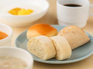 a blue plate with bread and a cup of coffee at Hotel Villa Fontaine Tokyo-Hamamatsucho in Tokyo