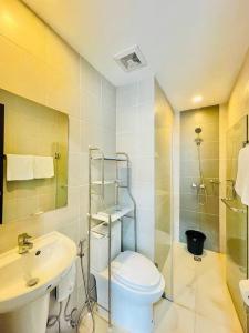 une salle de bains avec toilettes et lavabo dans l'établissement 20 Pool View Studio Bliss, à Cari Mayor