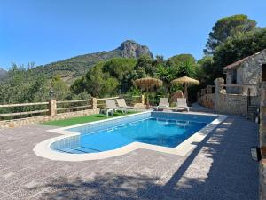 a swimming pool in a yard next to a house at Villa Jael in El Gastor