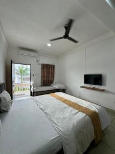 KevadiaVasant Vihar Resort的一间卧室配有一张大床和吊扇