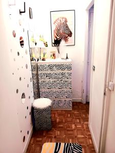 a hallway with a desk with a zebra print at Appartement entier à Neuilly-sur-Seine in Neuilly-sur-Seine +17 photos