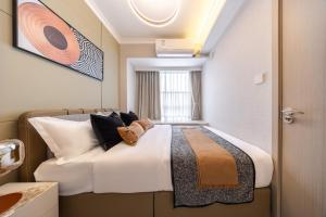 Letto o letti in una camera di Excellence International Apartment - Convention & Exhibition Center