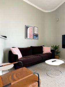salon z kanapą i stołem w obiekcie Kruna by the Sea w Helsinkach +11 zdjęć