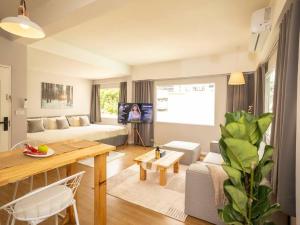 Μια τηλεόραση ή/και κέντρο ψυχαγωγίας στο Cozy studio for 3 guests in the heart of Silom - 3B