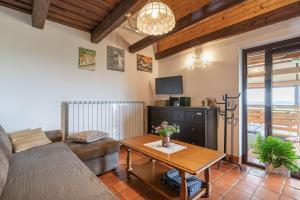 un soggiorno con un divano e un tavolo di Podhamer Wellness Vineyard Cottages a Ljutomer