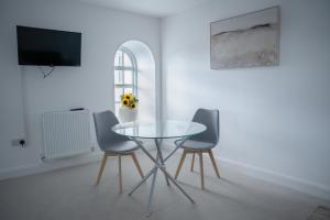 Lonsdale House Boutique Apartments的电视和/或娱乐中心