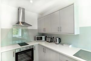 Lonsdale House Boutique Apartments的厨房或小厨房