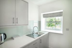 Lonsdale House Boutique Apartments的厨房或小厨房