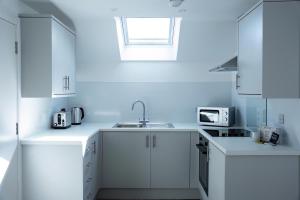 Lonsdale House Boutique Apartments的厨房或小厨房