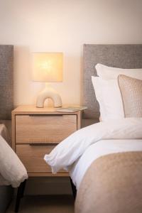 Lonsdale House Boutique Apartments客房内的一张或多张床位