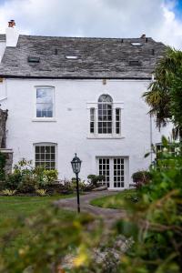 阿尔弗斯顿Lonsdale House Boutique Apartments的前面有路灯的白色房子
