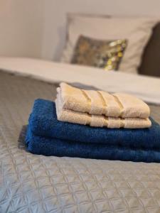 クラネンブルクにあるCozy Homeのベッドの上に置かれたタオルの山