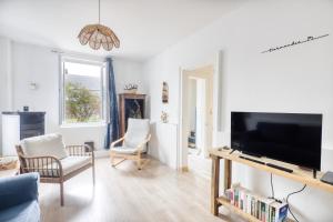 TV a/nebo společenská místnost v ubytování Les Brises Normandes - Maison à 4min de la plage