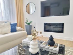 Μια τηλεόραση ή/και κέντρο ψυχαγωγίας στο Linden Avenue Apartment - self check in