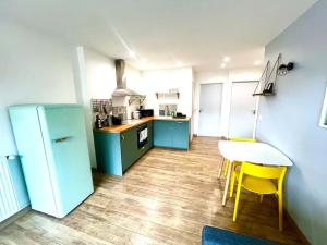 Kuchyň nebo kuchyňský kout v ubytování Les quais, Vue fleuve, Proche Gare & Parking Privé + 8 fotografií