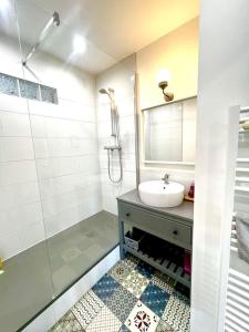 Koupelna v ubytování Les quais, Vue fleuve, Proche Gare & Parking Privé