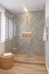 サヴェルヌにあるEntre Ciel et Sable - Centralのガラスドア付きのシャワー付きのバスルーム