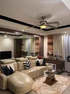 Χώρος καθιστικού στο Elegant 2BR, 2 BA Suite Beside Eastwood Mall