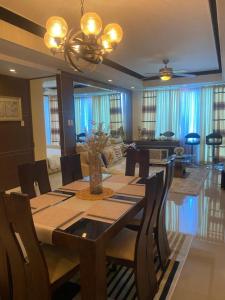 Χώρος καθιστικού στο Elegant 2BR, 2 BA Suite Beside Eastwood Mall