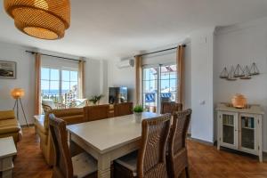 ein Esszimmer mit Tisch und Stühlen in der Unterkunft Marina IV Atico by Ĥ - Marina Isla Canela PMHIV30P30 in Punta del moral