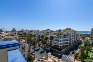eine Luftaufnahme einer Stadt mit Gebäuden und dem Meer in der Unterkunft Marina IV Atico by Ĥ - Marina Isla Canela PMHIV30P30 in Punta del moral