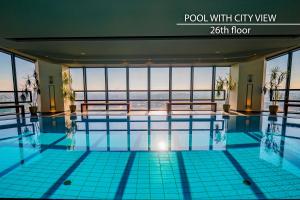 布拉格Grand Hotel Prague Towers - Czech Leading Hotels的可以看到海景的游泳池