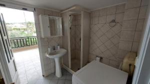 Un baño de Apapis House 30 fotos más