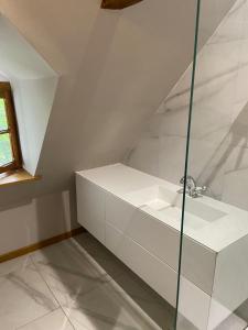 un bagno con lavandino e doccia in vetro di Garden Cottage Kervolongar a Garlan