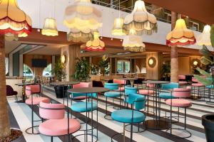 una riproduzione della hall di un hotel con sgabelli colorati di tent Mojito Suites a Magaluf Altre 37 foto