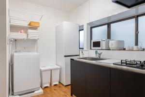 Kuchyň nebo kuchyňský kout v ubytování 吉房民宿 YOSHIFUSA House 晴空塔徒步圈 整栋出租 + 19 fotografií