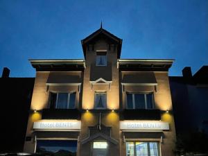 un edificio alto con luces en el costado. en Hotel BENTS wohlfühlen am Hammer Brunnen, en Hamm