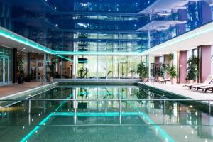 a pool in the middle of a building at Mercure Gdańsk Posejdon in Gdańsk