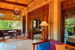 un salon d'une maison avec une table et des chaises dans l'établissement Falguni 1 BR Grand Deluxe Garden View ZN241, à Ubud 6 autres photos