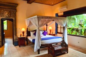 une chambre avec un lit à baldaquin dans l'établissement Falguni 1 BR Grand Deluxe Garden View ZN241, à Ubud