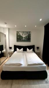 ein Schlafzimmer mit einem großen weißen Bett in einem Zimmer in der Unterkunft Ferienwohnung Dublin in Hannover