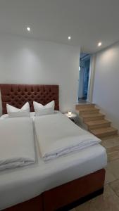 ein Schlafzimmer mit großem Bett und Treppe in der Unterkunft Ferienwohnung Dublin in Hannover