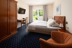 Rúm í herbergi á Kleinhuis Hotel Mellingburger Schleuse