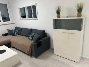 salon z kanapą i dużym telewizorem w obiekcie KOSI Thermen-Vulkanland Appartement w mieście Fürstenfeld