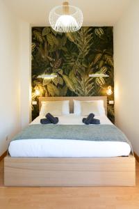 - une chambre avec un grand lit et un lustre dans l'établissement 2min Metro rossa - 20min San Siro-AC-Parcheggi, à Milan