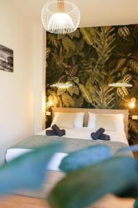 - une chambre avec un grand lit et un lustre dans l'établissement 2min Metro rossa - 20min San Siro-AC-Parcheggi, à Milan